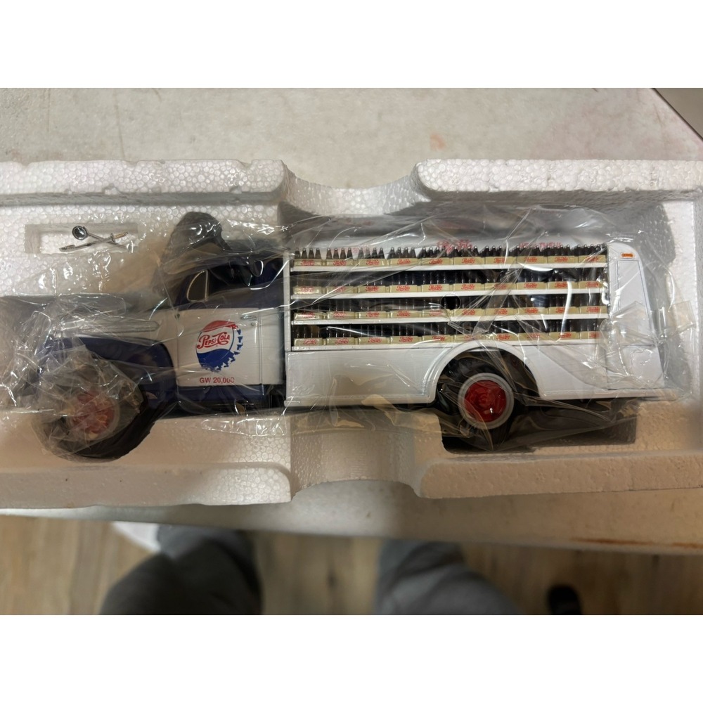 First Gear Pepsi-Cola 1951 Ford F-6 Bottler's Truck, #19-0110 1:34 Die-Cast